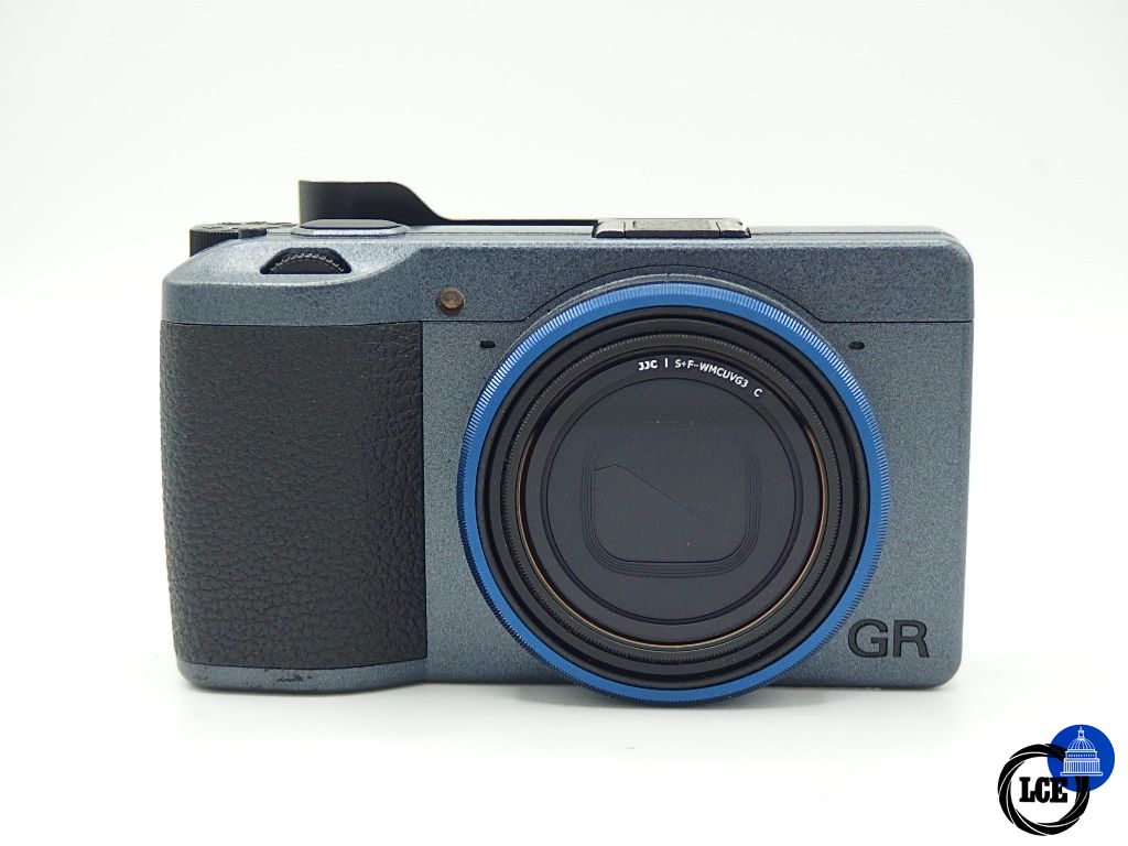 Ricoh GRIIIX Urban Edition. 