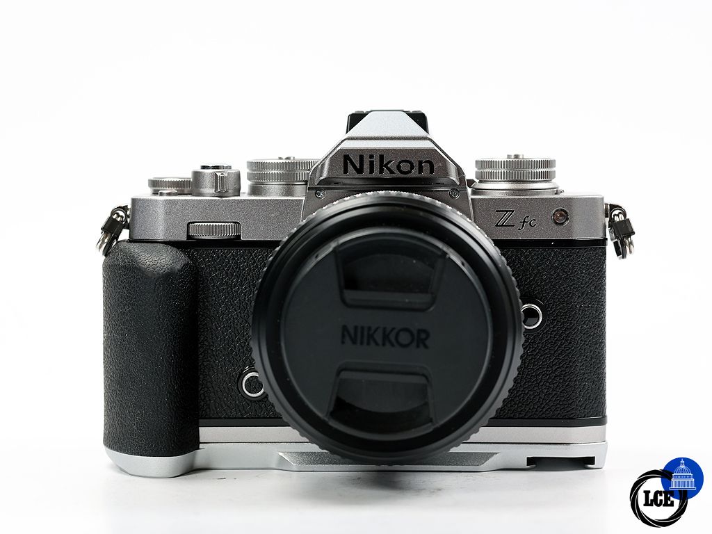 Nikon Zfc + 28mm f/2.8 SC + SmallRig Grip *Boxed* | 1276821 Nikon Zfc + 28mm f/2.8 SC + SmallRig Grip *Boxed* | 1276821