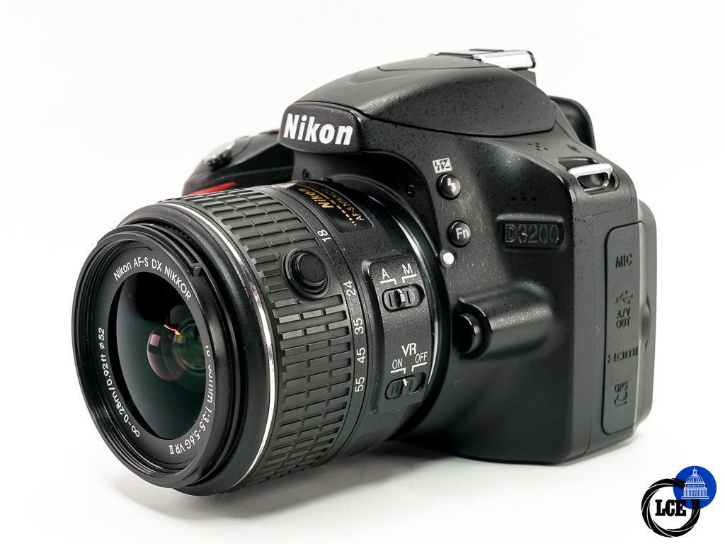Nikon D3200 + AF-S 18-55mm VR II Nikon D3200 + AF-S 18-55mm VR II