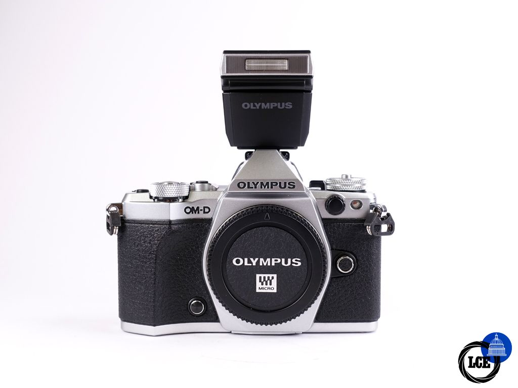 Olympus OM-D E-M5II Body + Flash