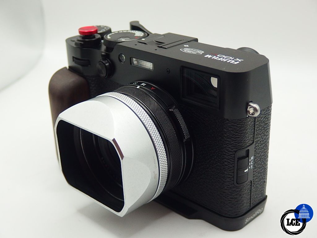 FujiFilm X100VI black with Smallrig and accesories