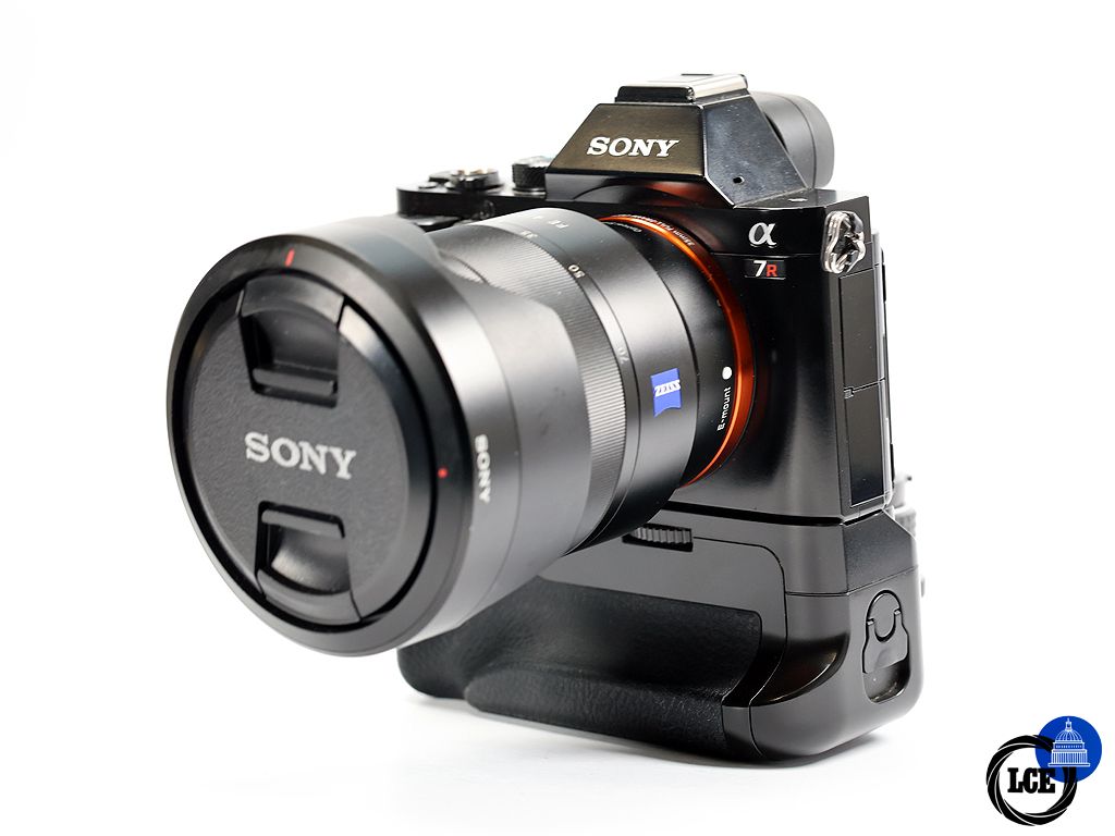 Sony A7R + FE 24-70mm F4 OSS + GRIP