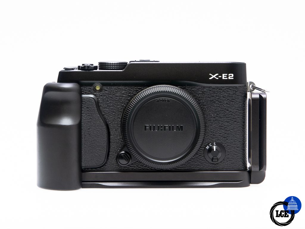 FujiFilm X-E2 + L-Bracket Grip