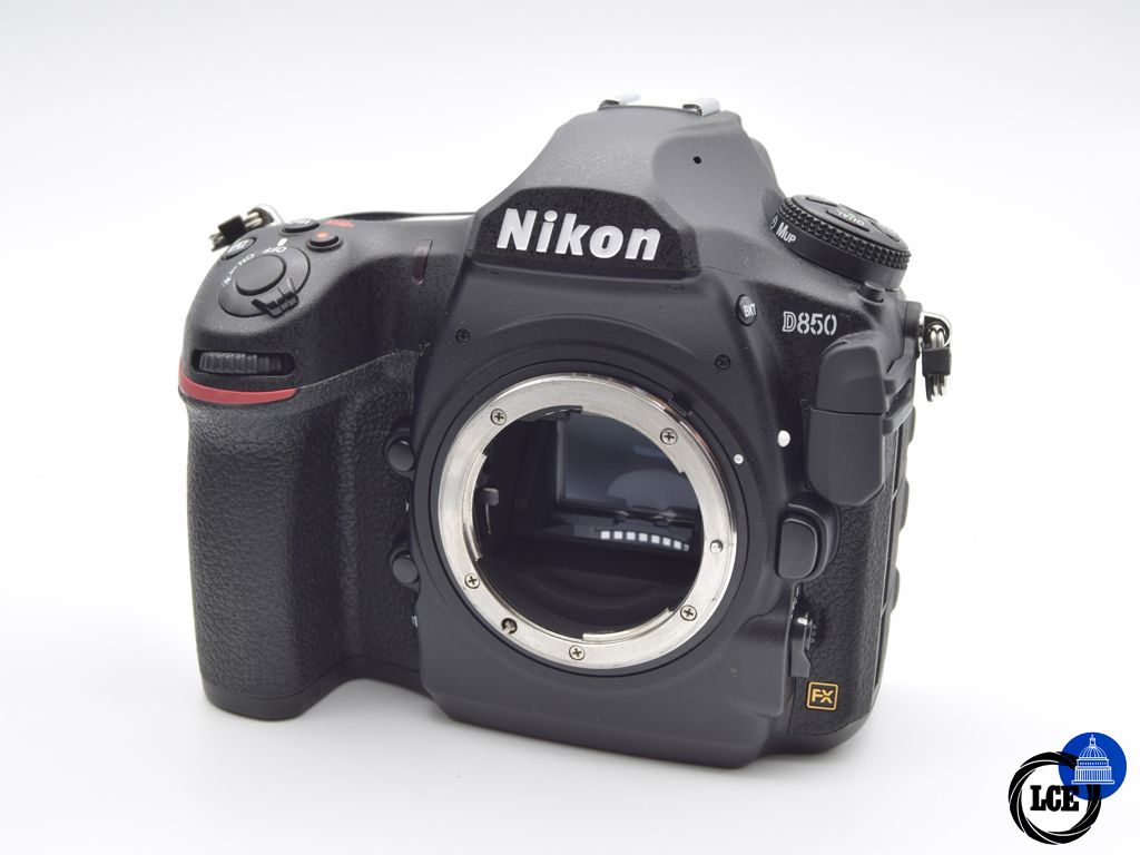 Nikon D850 Body (1033 Shutter Actuations) Boxed.