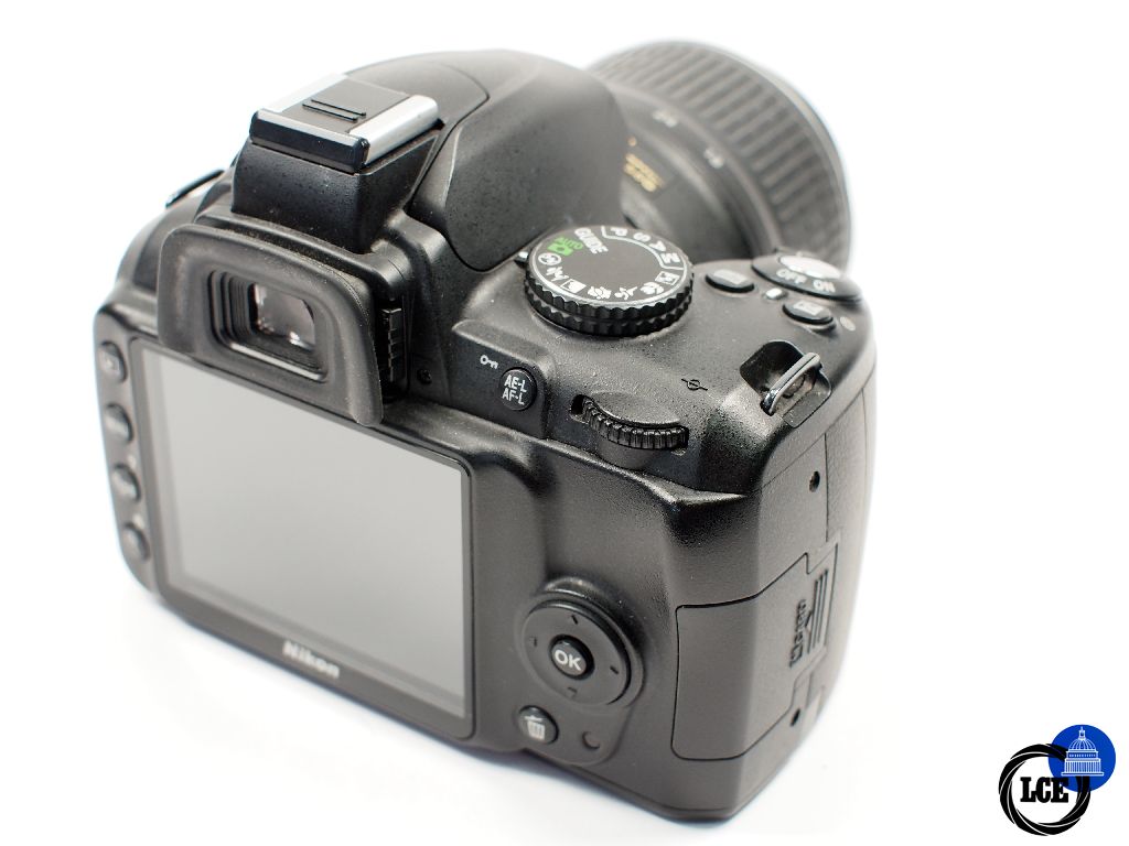 Nikon D3000 + 18-55mm F3.5-5.6 G VR