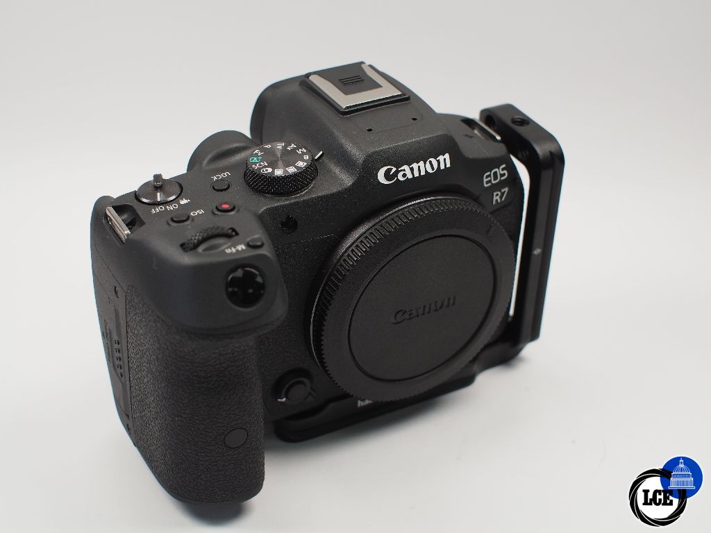 Canon EOS R7 (<1000 shots, 0% shutter wear)