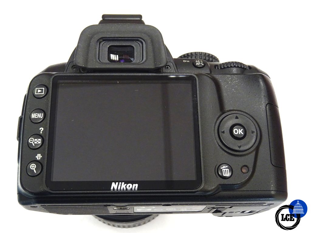 Nikon D3000 + 18-55mm 