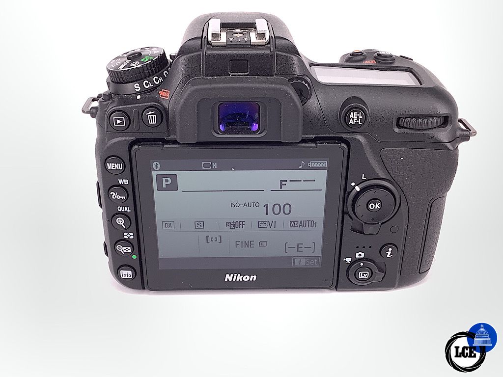 Nikon D7500 *900 Shutter count