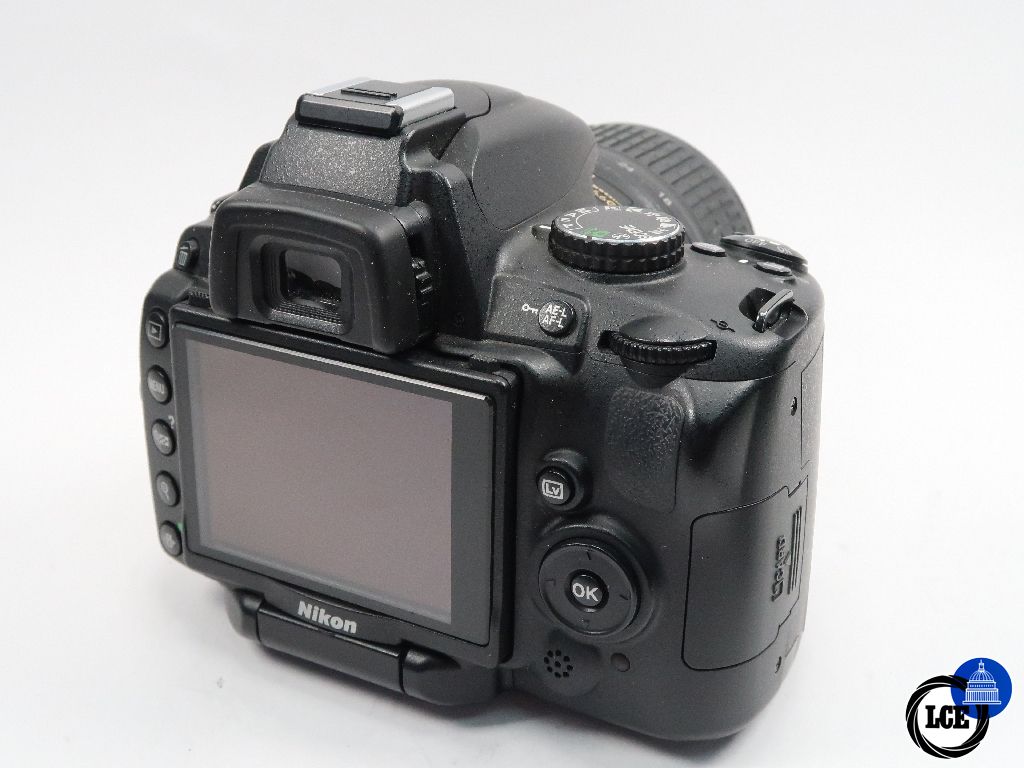 Nikon D5000 + 18-55mm F3.5-5.6 VR