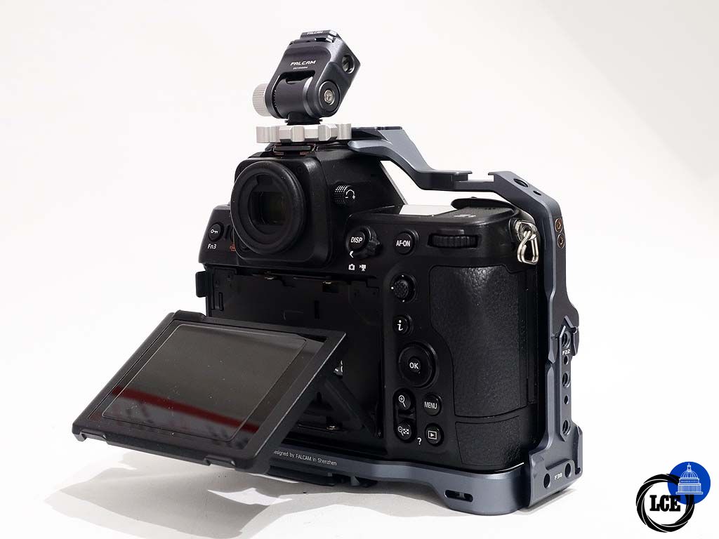 Nikon Z8 Body Only + Cage Kit