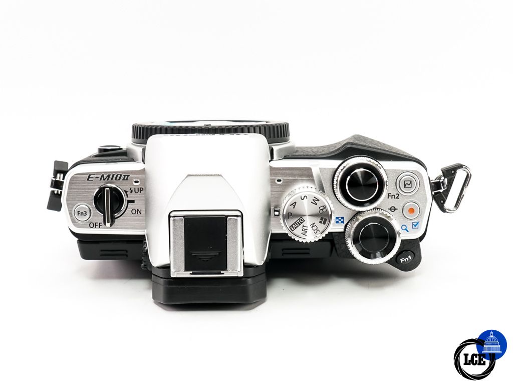 Olympus OM-D E-M10 II Silver Body * BOXED / LOW SHUTTER COUNT *