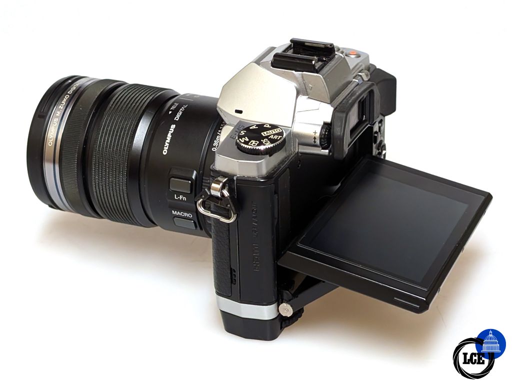 Olympus E-M5 & 12-50mm + HLD6G + HLD 6P