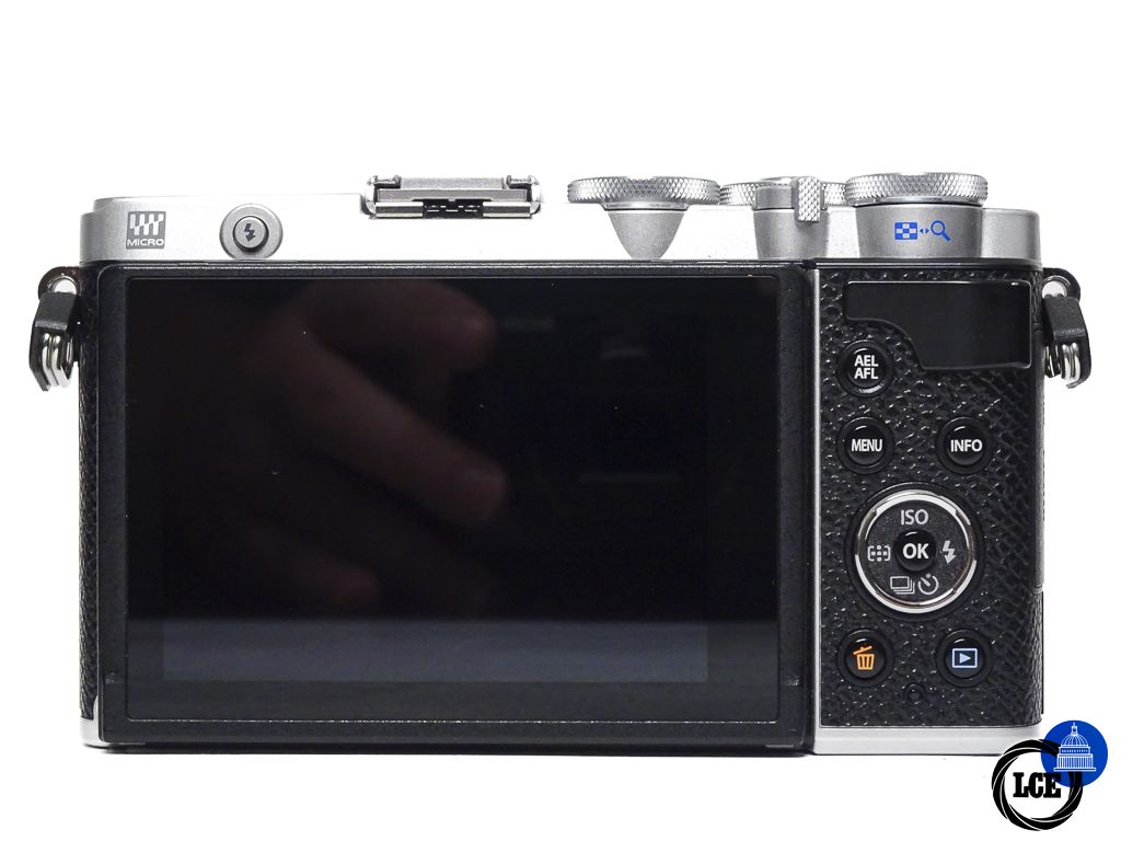 Olympus E-P7 silver + 14-42mm EZ