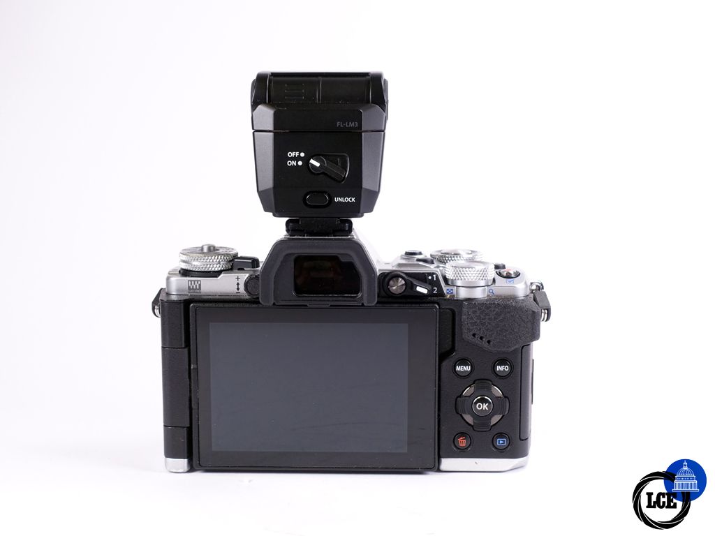 Olympus OM-D E-M5II Body + Flash