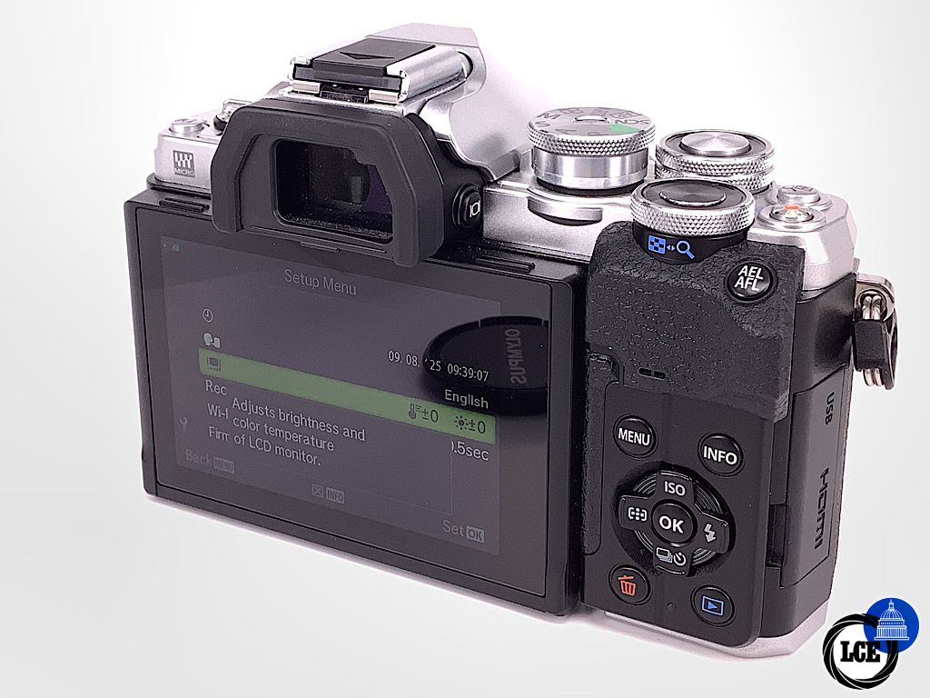 Olympus OM-D E-M10 MKIV + 14-42mm PZ (only 680 shutter count)