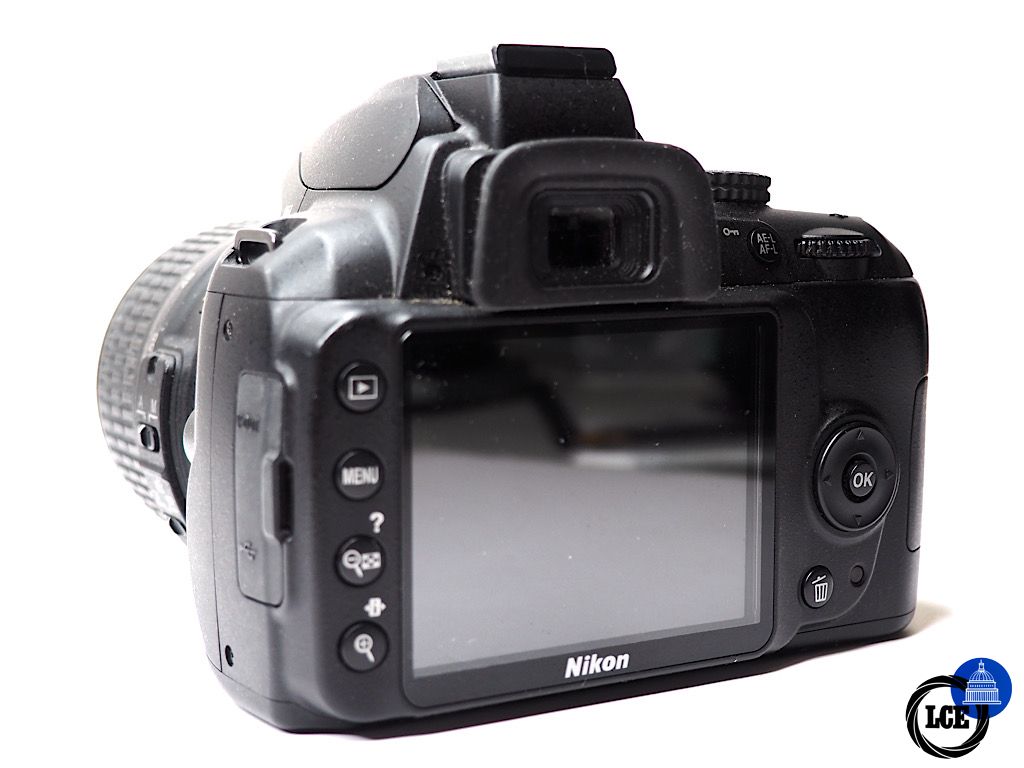 Nikon D3000 + 18-55mm VR