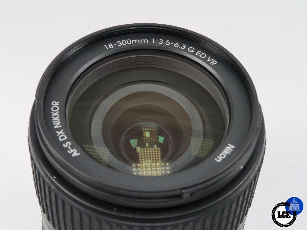 Nikon DX 18-300mm f3.5-5.6 VR