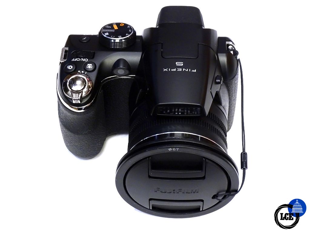 FujiFilm FinePix S4400 + Lexar 32GB SD + 10x AA Long Life Batteries