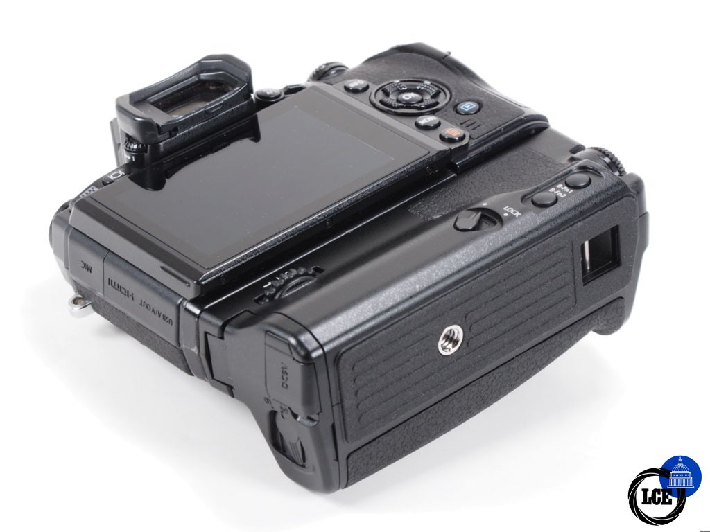 Olympus E-M1 & HLD-7