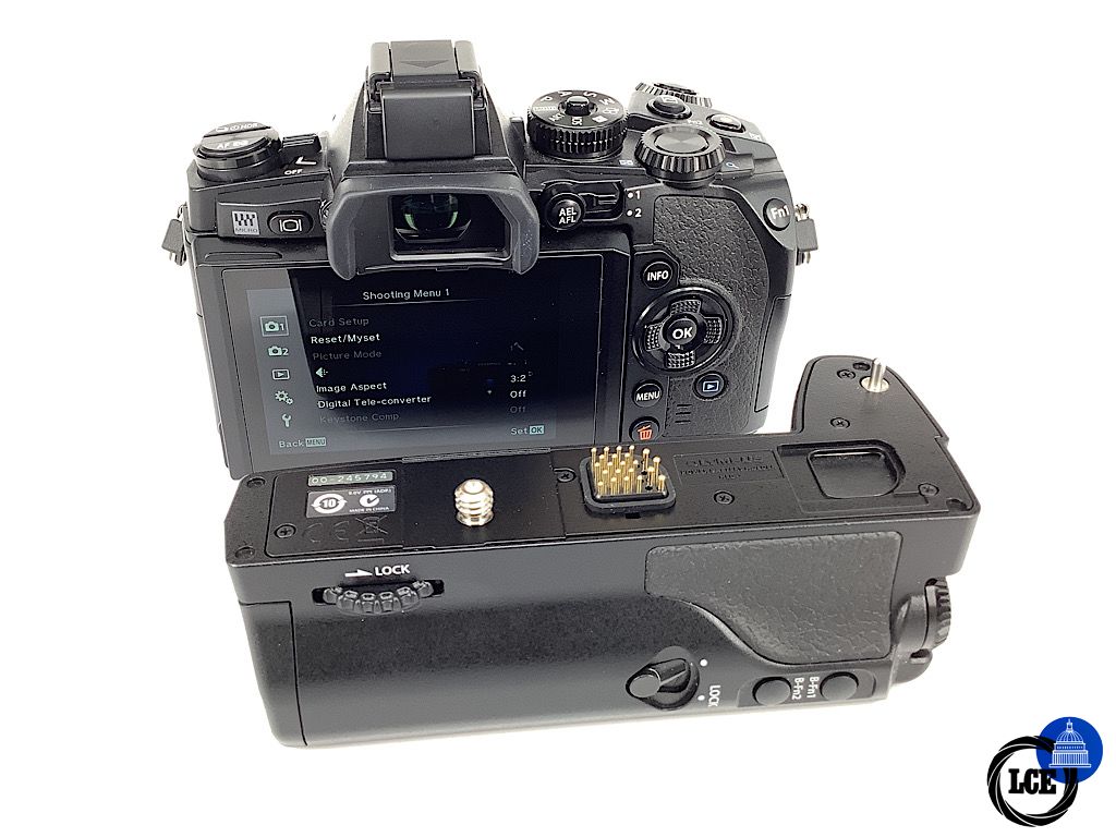 Olympus OM-D E-M1 BODY + HLD-7 Battery Grip *shutter 800*