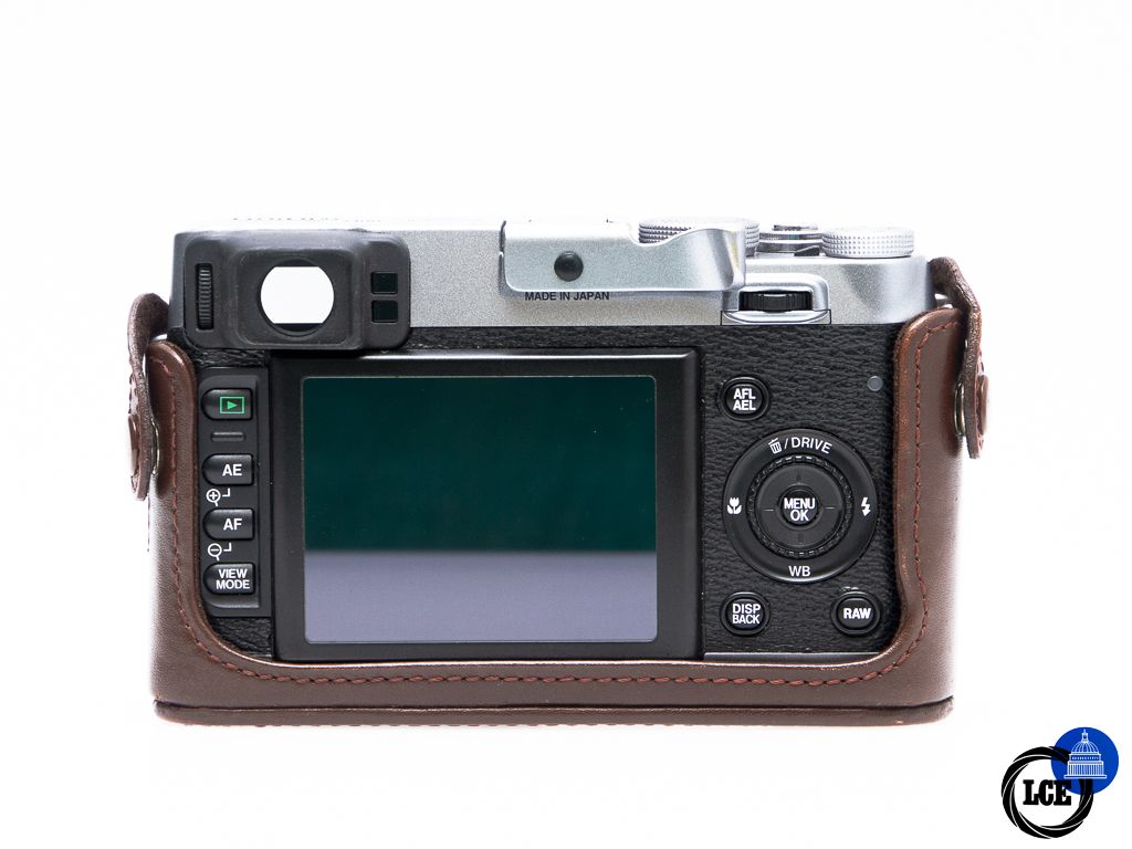 FujiFilm Finepix X100 + Leather Halfcase