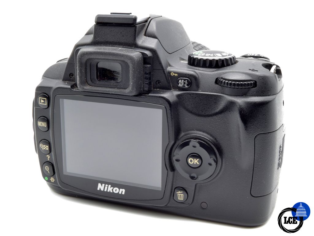 Nikon D40 + AF-S 18-55mm f/3.5-5.6G II DX ED 