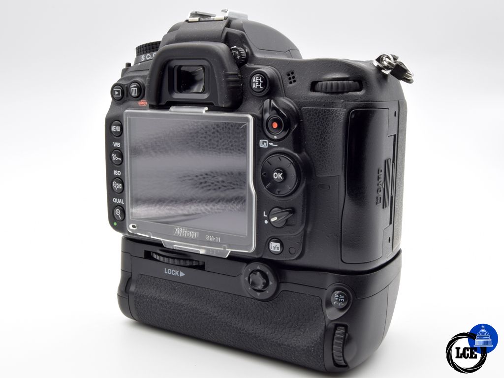 Nikon D7000 + Meike Battery Grip (29,722 Shutter Count) 