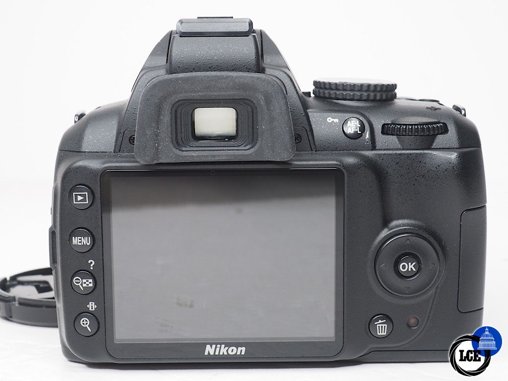 Nikon D3000 + 18-55mm f/3.5-5.6 VR