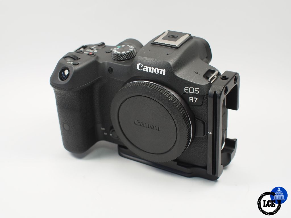 Canon EOS R7 (<1000 shots, 0% shutter wear)