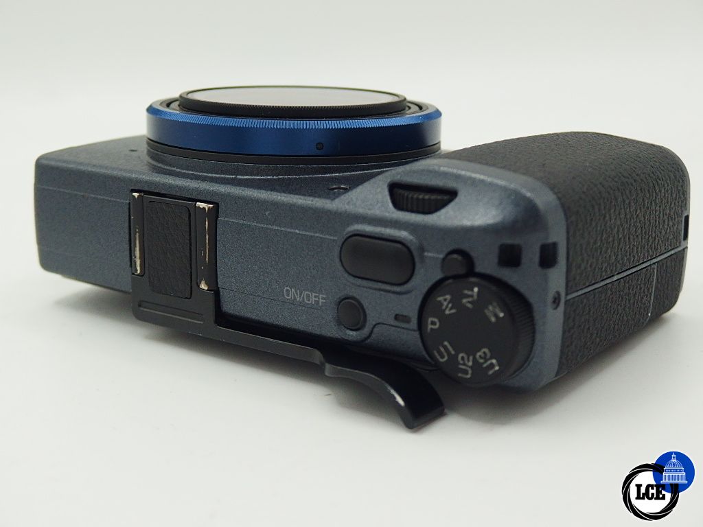 Ricoh GRIIIX Urban Edition. 