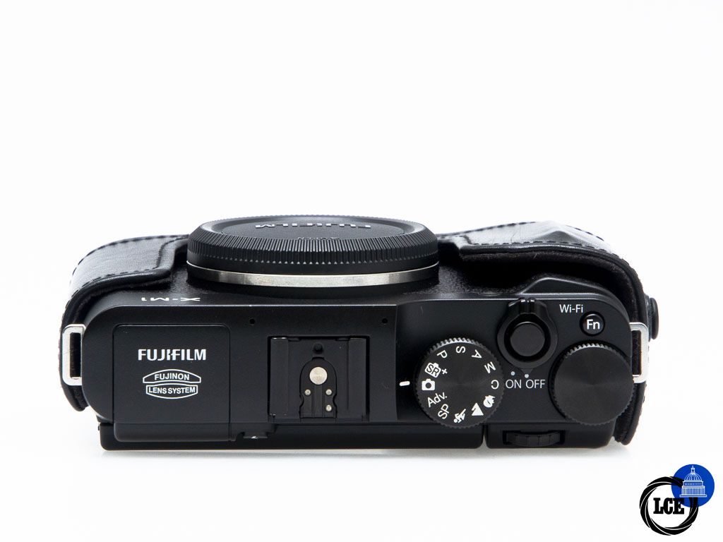 FujiFilm X-M1 Body + Fujifilm Leather Halfcase