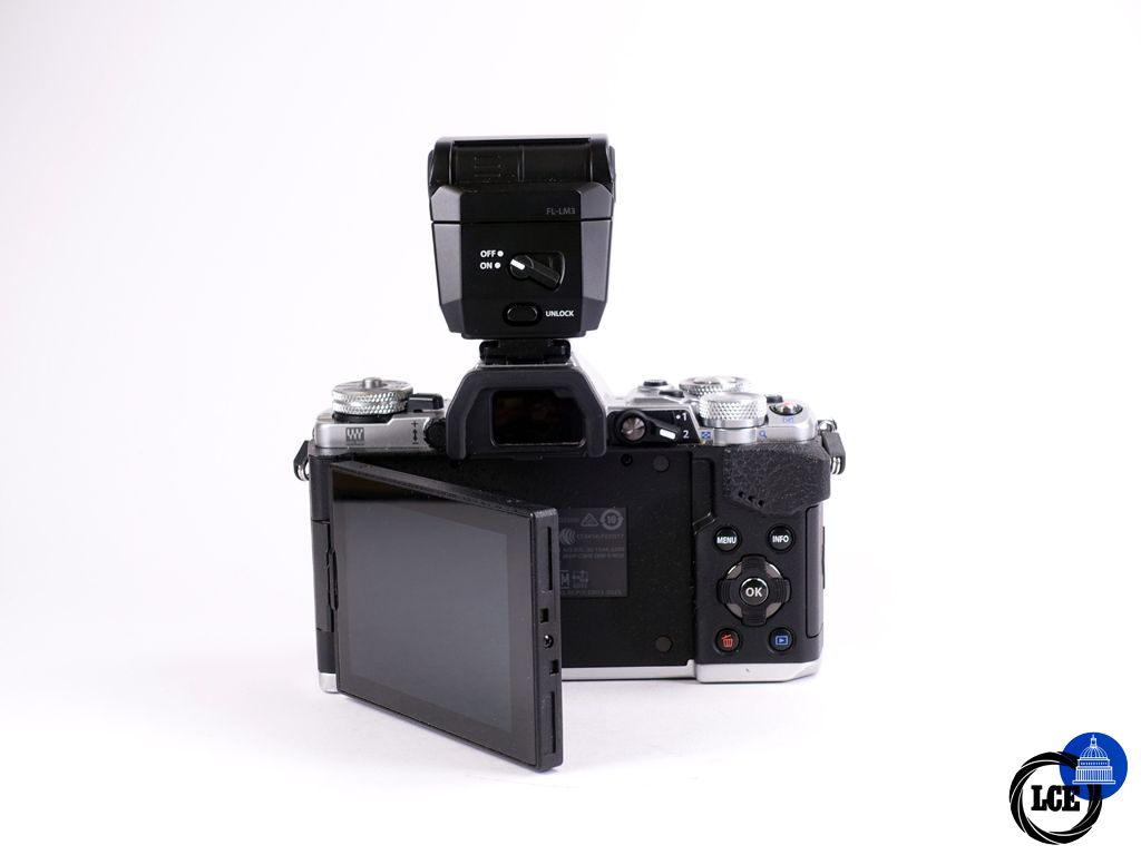 Olympus OM-D E-M5II Body + Flash