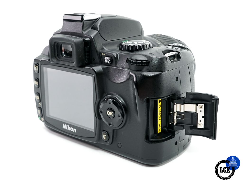 Nikon D40 + AF-S 18-55mm II ED