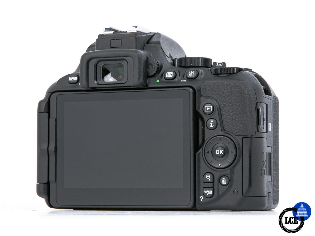 Nikon D5600 + 18-55mm VR **1.5k Shutter Count**