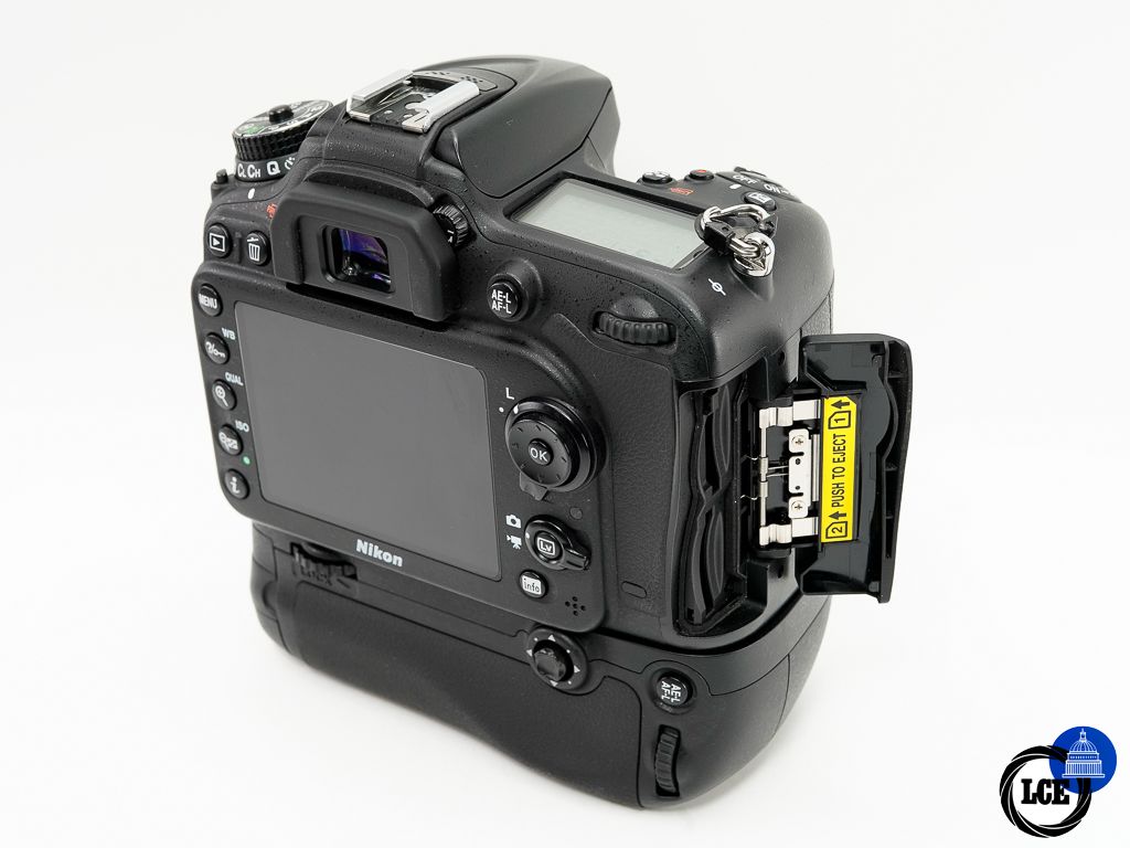 Nikon D7200 + MB-D15 * BOXED *