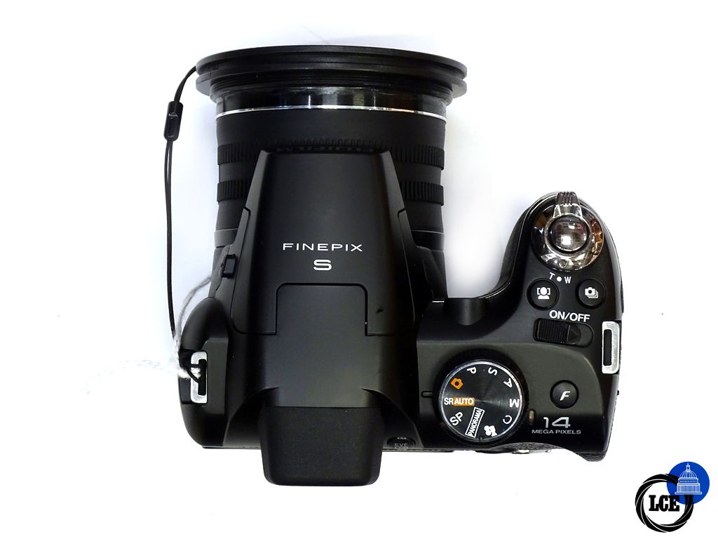 FujiFilm FinePix S4400 + Lexar 32GB SD + 10x AA Long Life Batteries