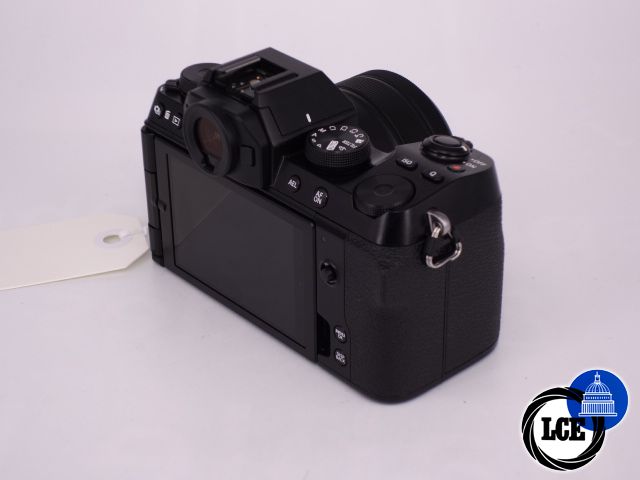 FujiFilm X-S10 + 15-45mm F3.5-5.6 OIS PZ