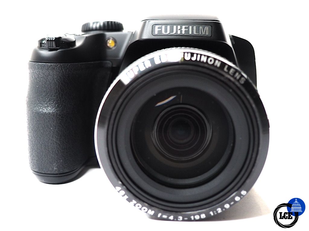 FujiFilm S8500