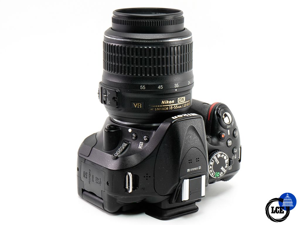 Nikon D5200 + AF-S 18-55mm F3.5-5.6G DX VR