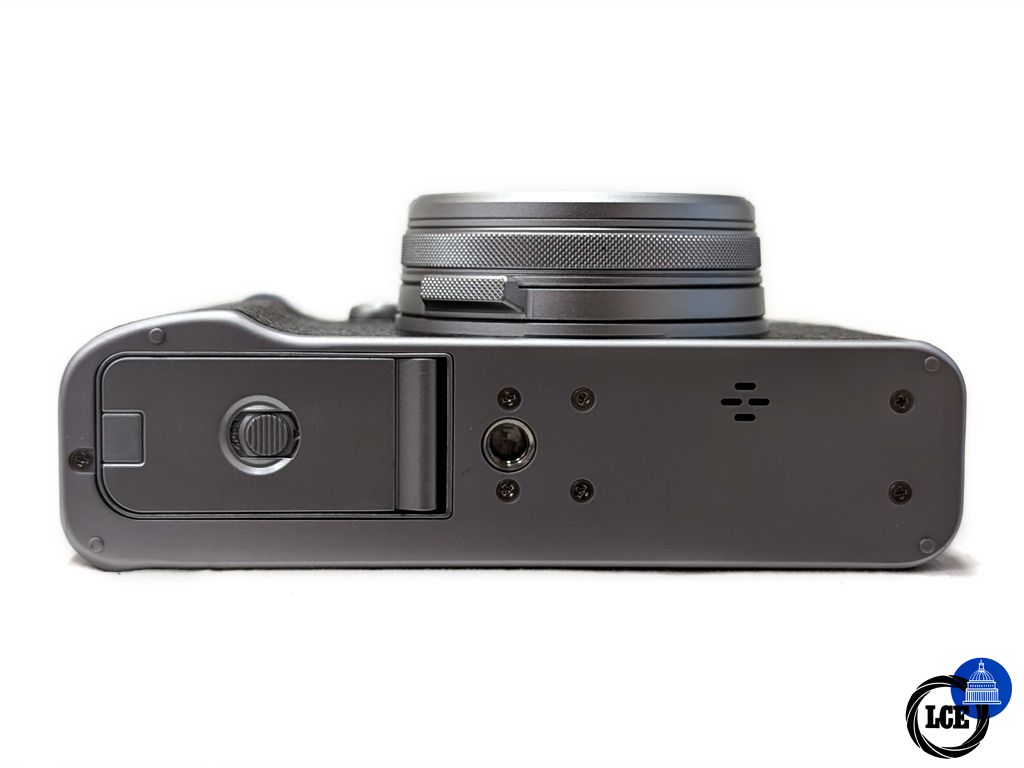 FujiFilm X100V Silver - Low 2600 Shuttercount!