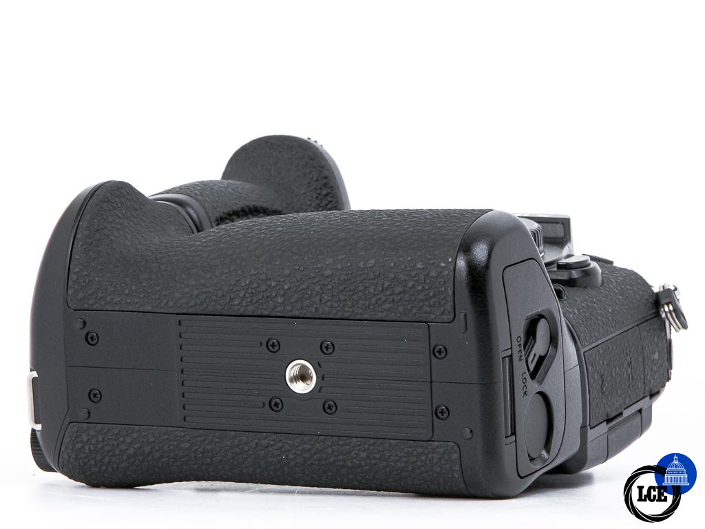 Panasonic Lumix G9 + DMW-BGG9 **10k Shutter Count**