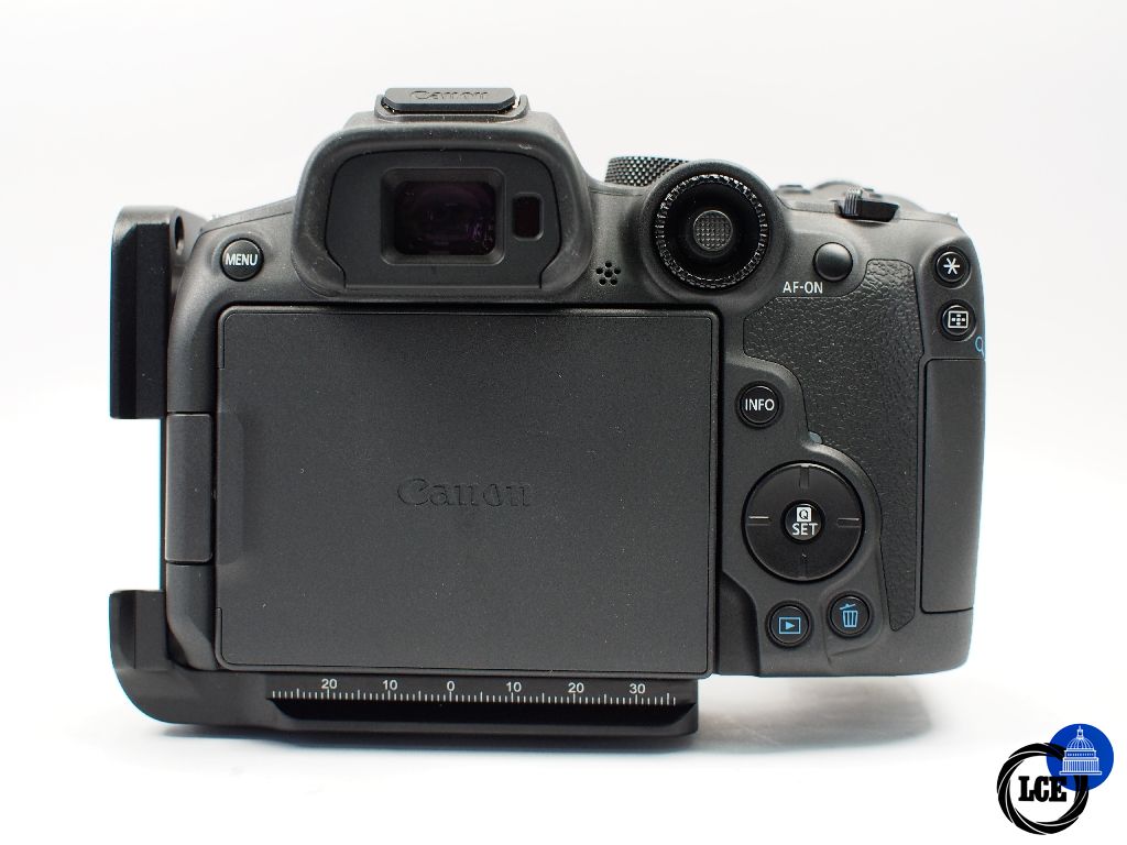 Canon EOS R7 (<1000 shots, 0% shutter wear)
