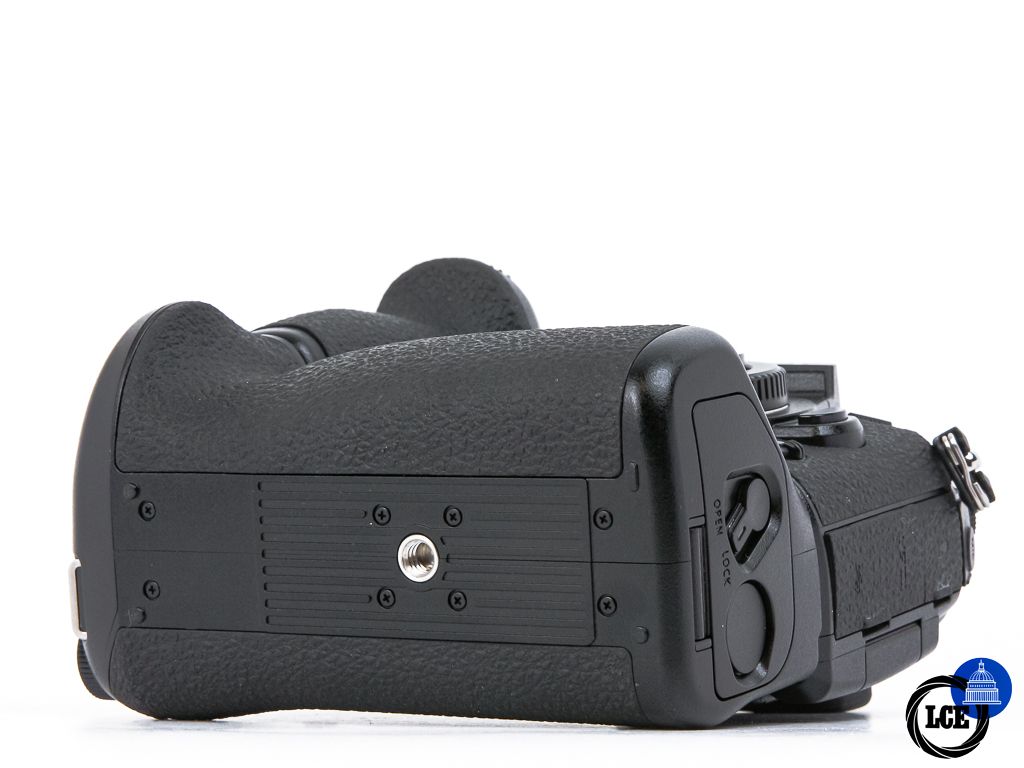 Panasonic Lumix G9 + DMW-BGG9 **9k Shutter Count**