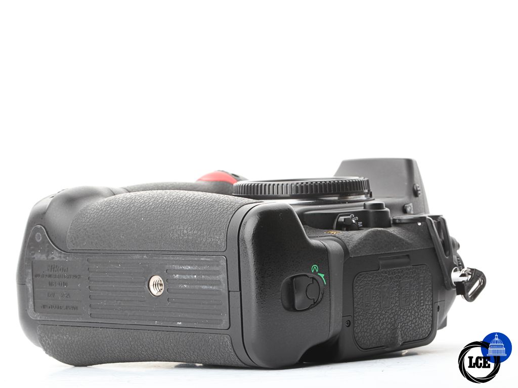 Nikon D700 + MB-D10 | 10113959