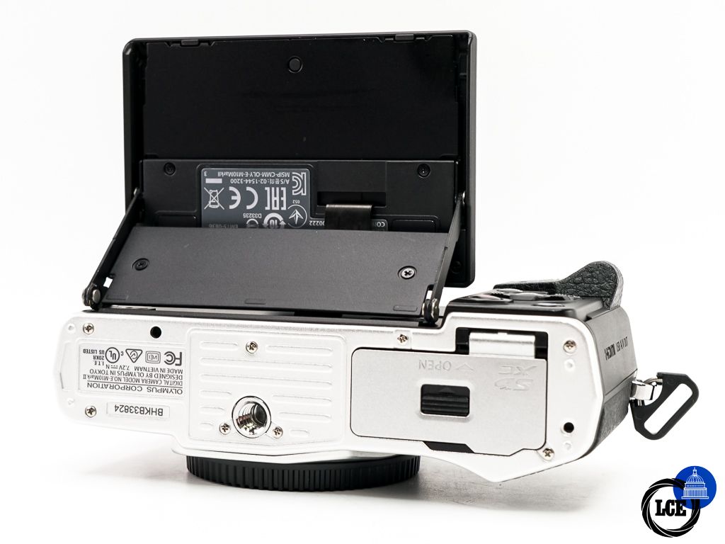 Olympus OM-D E-M10 II Silver Body * BOXED / LOW SHUTTER COUNT *