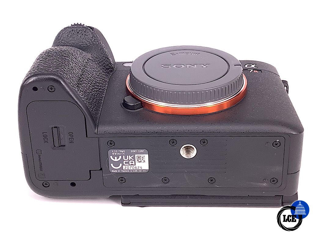 Sony A7R v body ( shutter count 9.4k )