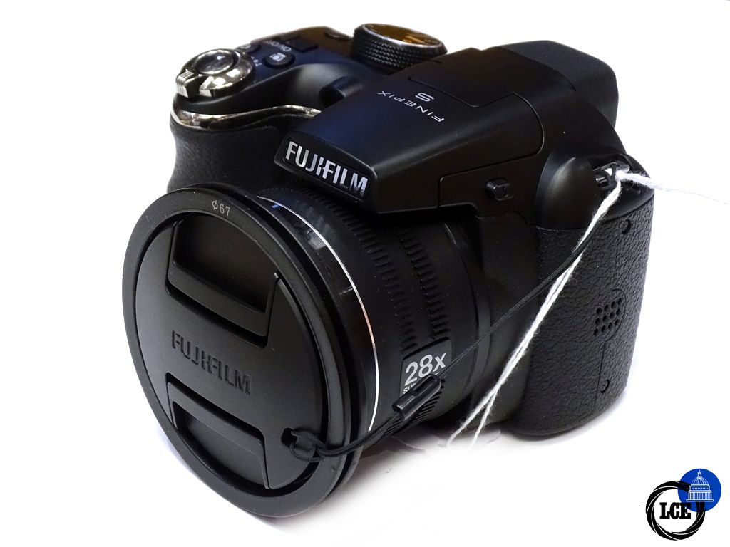 FujiFilm FinePix S4400 + Lexar 32GB SD + 10x AA Long Life Batteries
