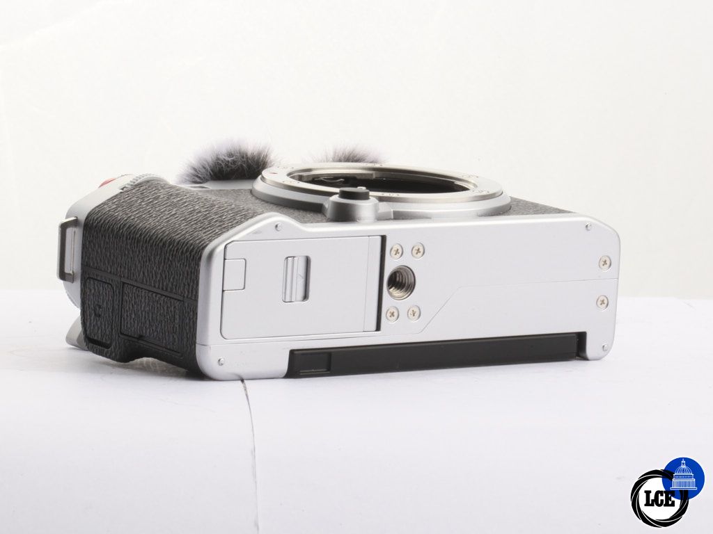 FujiFilm X-M5 Body + Mic Windshield [856 Shots] [Silver] [5*] | 10115884